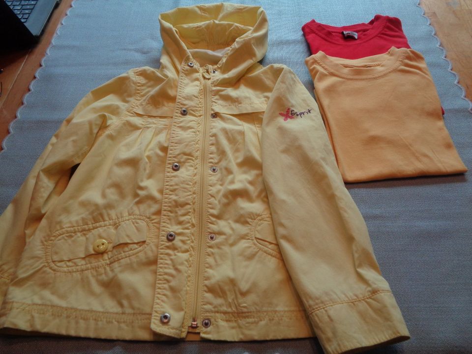 3 tlg. ESPRIT OUTERSHELL JACKE mit KAPUZE und 2 SHIRT GR. 128/134 in Eislingen (Fils)