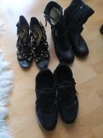 Schwarze Stiefel Stiefeletten gold Nieten sneaker high Heels Hessen - Darmstadt Vorschau