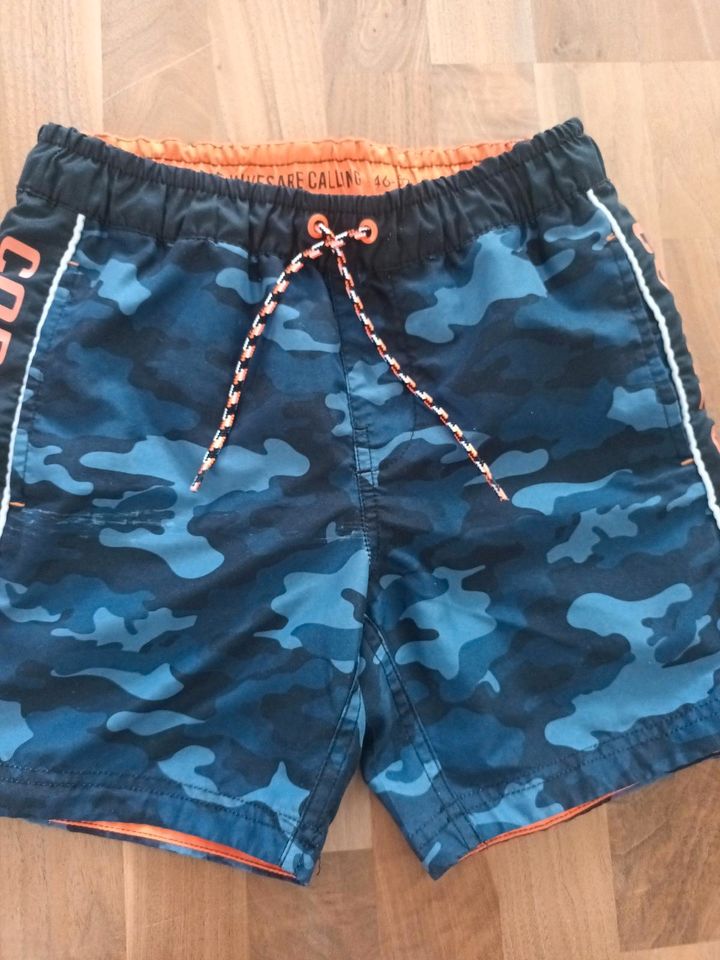 Jungen-Badeshorts mit camouflage v. WE, Gr. 146/152 in Köln