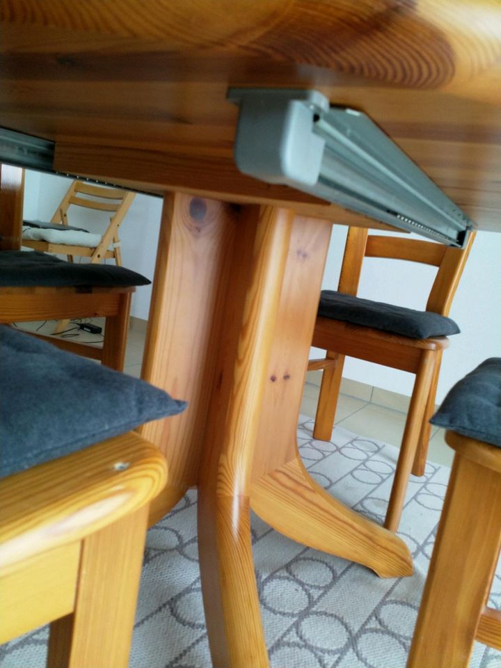 Eßzimmer Küche Tisch rund Kiefer Holz Stühle 2 Ansteckplatten in Osterholz-Scharmbeck