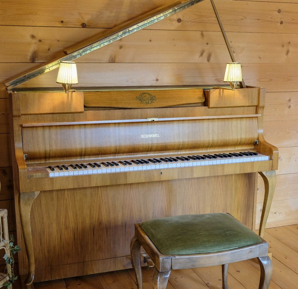 Klavier Piano Schimmel 108 Design Exclusiv mit Lampen Wert 4.500€ in Lenggries