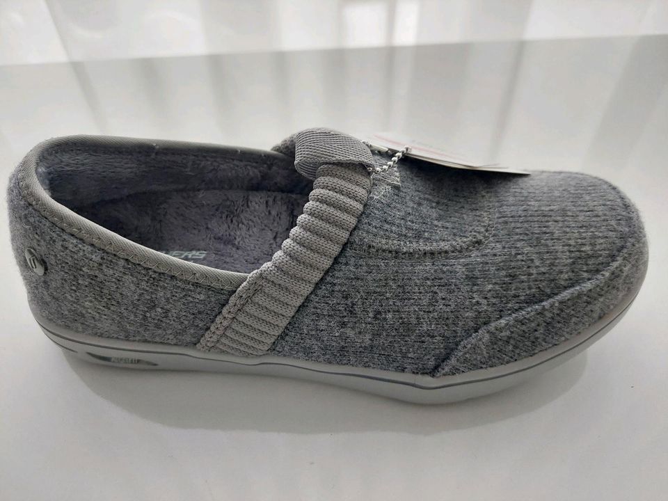 Aus den USA neu Skechers Lounge Arch Fit Hausschuhe Gr. 35 (5) in Hattersheim am Main