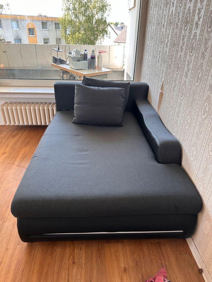 Sofa mit LED mit 4 Kissen in Sankt Augustin