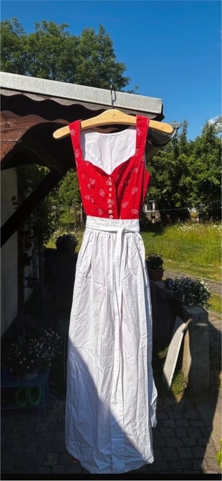 Dirndl rot in Oberhaching