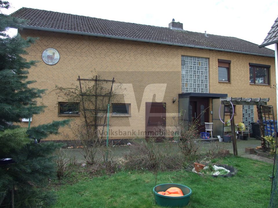 ***Einfamilienwohnhaus mit zwei Garagen*** in Meinersen