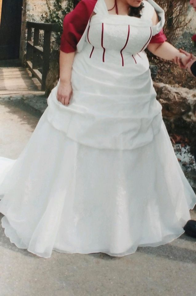 Brautkleid für Mädchen mit Kurven in Trochtelfingen