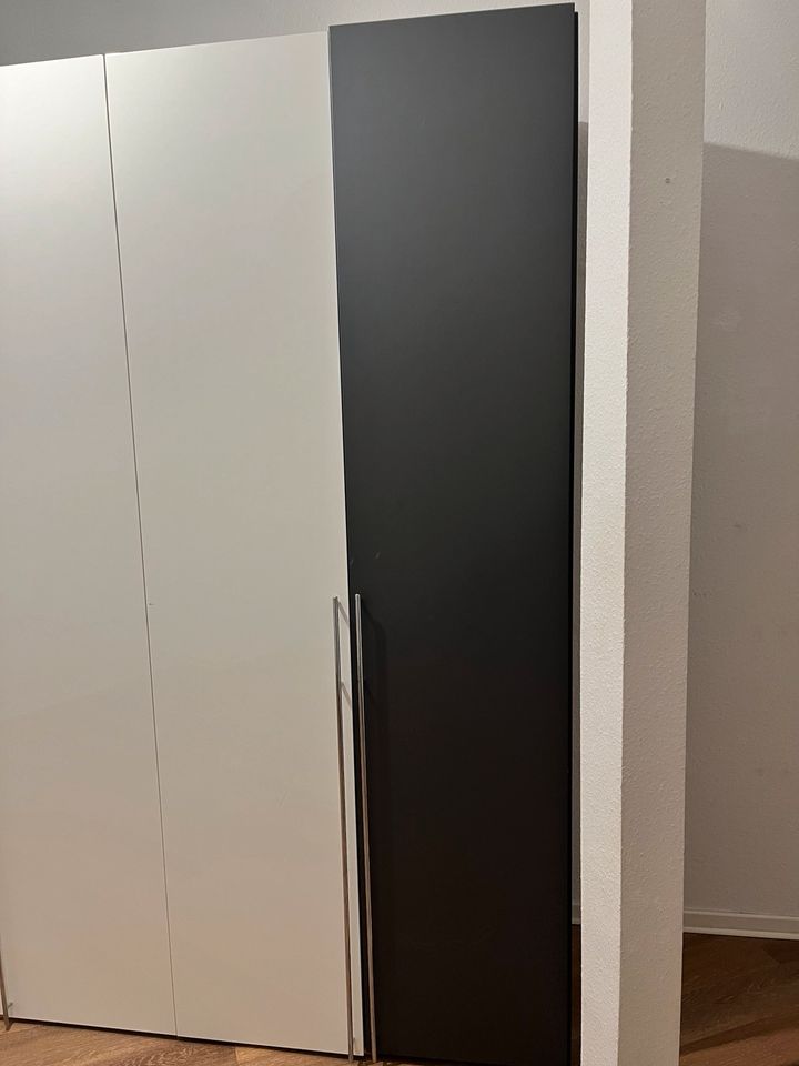 Geräumiger, moderner Kleiderschrank - Schlafzimmer - Weiß Grau in Düsseldorf