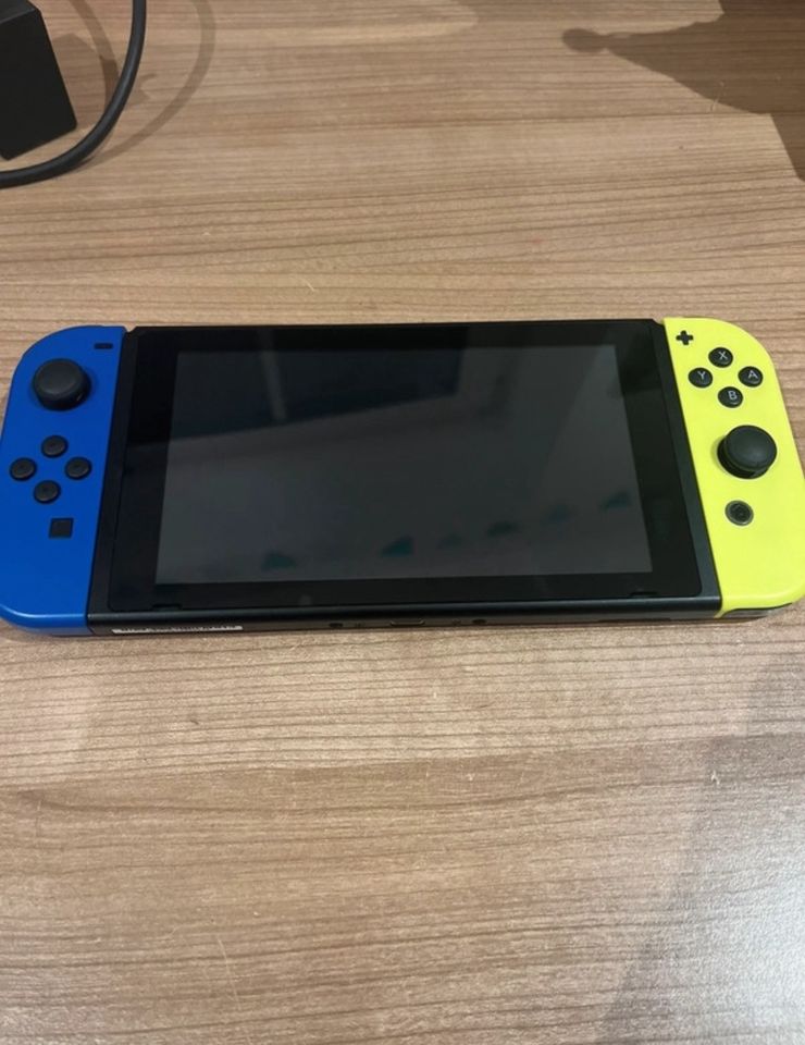 Nintendo Switch , in blau gelb & 6 € Guthaben in Riesenbeck