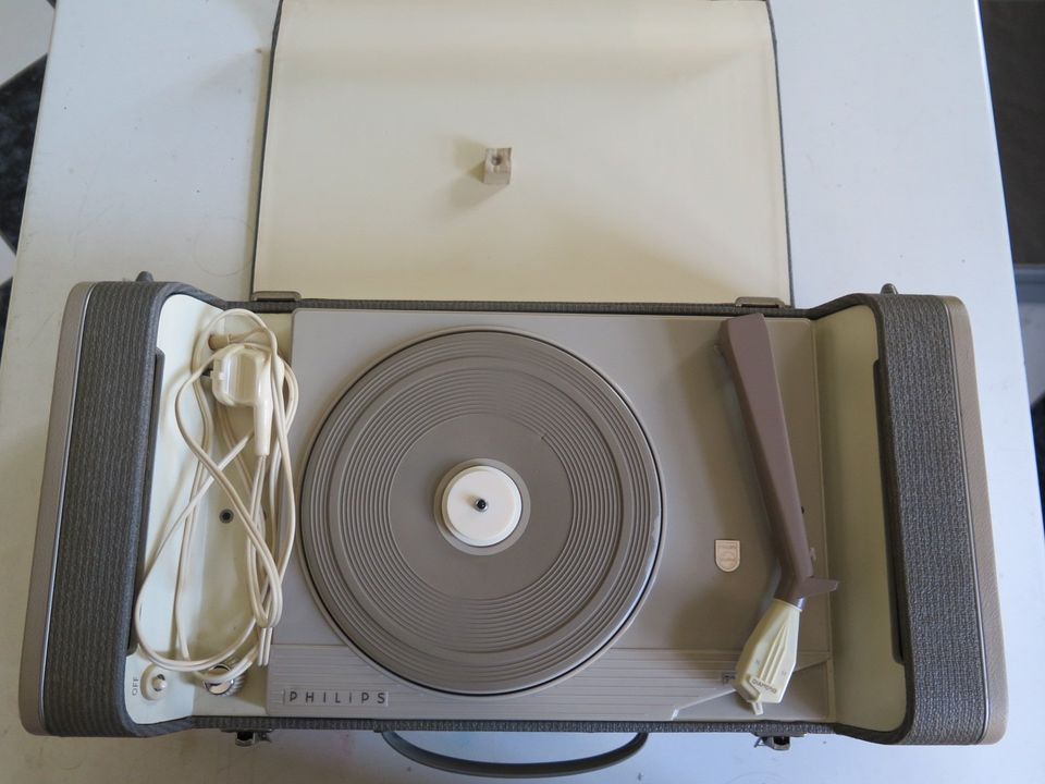 Philips Koffer Plattenspieler Stereo antik Sammlerstück Röhren in Horgenzell