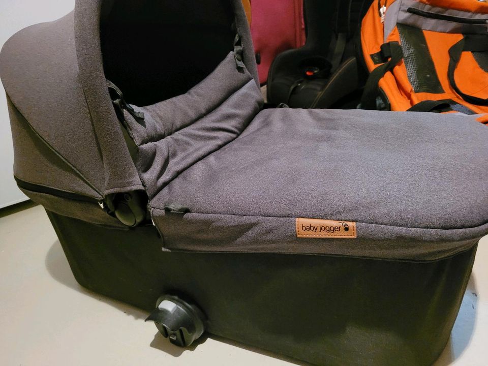 Babyschale babywanne babyjogger inkl. Zubehör in Kusterdingen