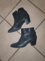 Stiefel Boots Halbstiefel Schuhe schwarz Gr. 38 Niedersachsen - Lindhorst Vorschau