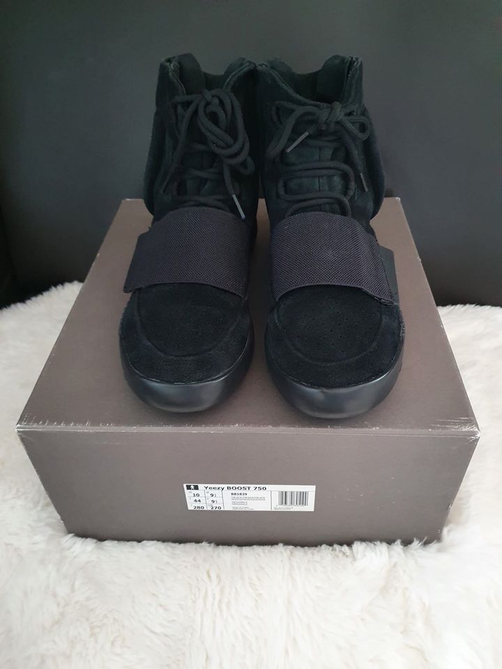 YEEZY BOOST 750 Triple Black, Größe 44 in München