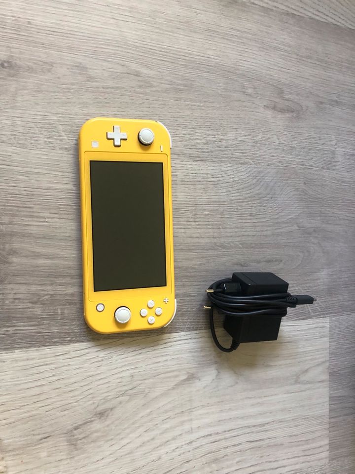 Nintendo Switch Lite mit Animal Crossing in Frankfurt am Main