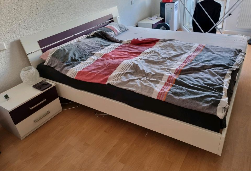 Bett zu verkaufen (ohne Matratze und Lattenrost) 1,80 breit in Karlsruhe