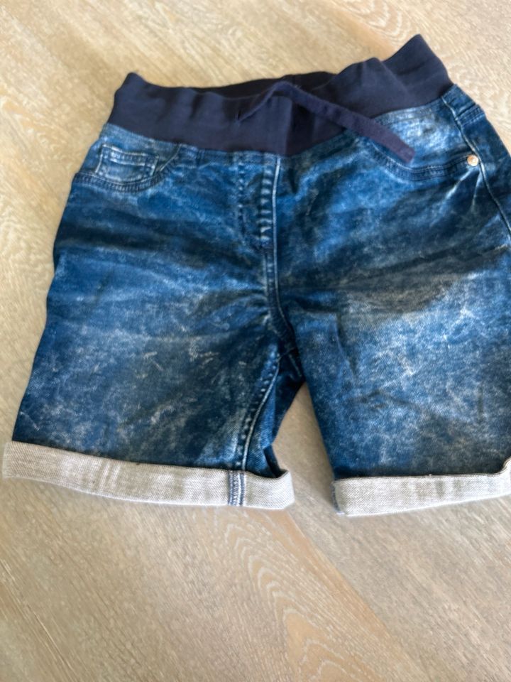 Kurze Hose Shorts Gr 152 in Hardheim