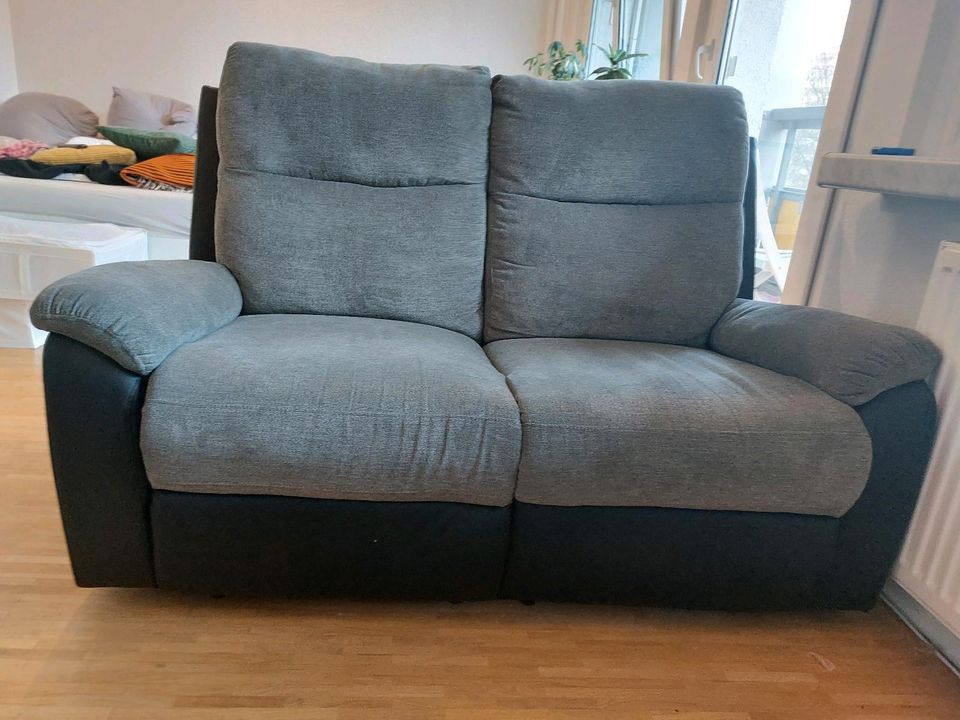 Couch / mit halbautomatischer Relaxfunktion / 2 Sitzer in Berlin