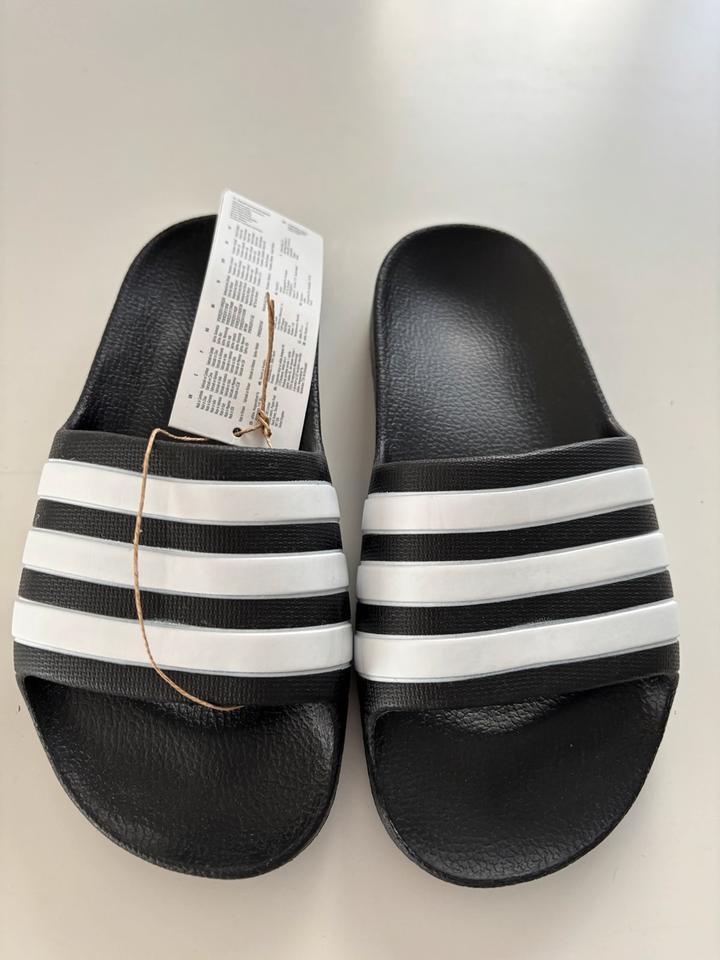 Neu Adidas Badelatschen Badeschuhe Adiletten Gr. 33 in Berlin