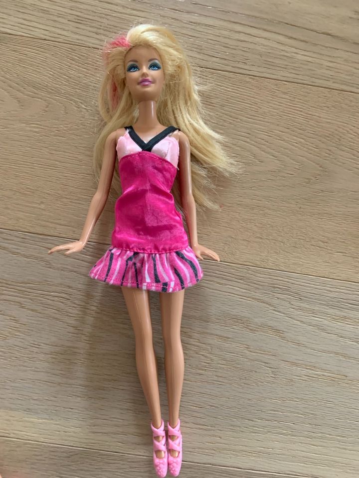 3 Barbie Puppen eine mit beweglichen Gelenken sehr guter Zustand in Hemdingen