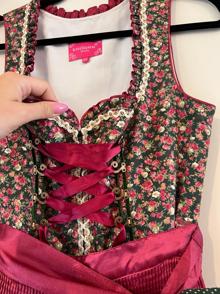 Krüger Madl Dirndl weinrot pink samt grün Blumen Wiesn 34 in München