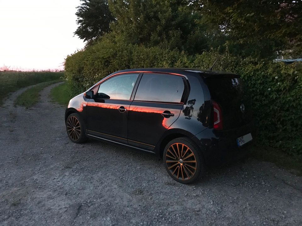 VW up! colour 4-Türer 75PS Klima Sitzheizung 17" Alus MPI schwarz in Wüstenrot