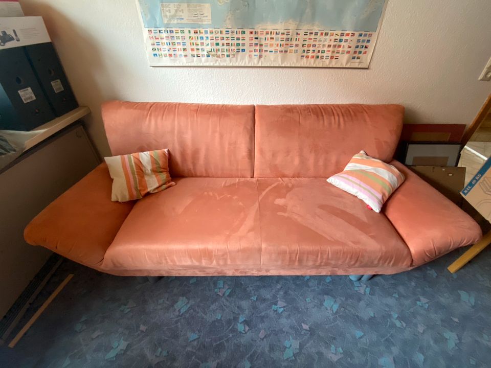 3 Sitzer Sofa Couch und 2 Kissen in Möttingen