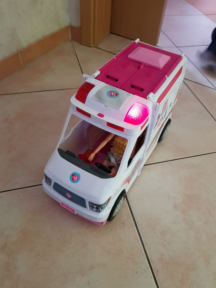 Barbie Krankenwagen Auto. Mit Sirene und Beleuchtung!!!! in Dörpen