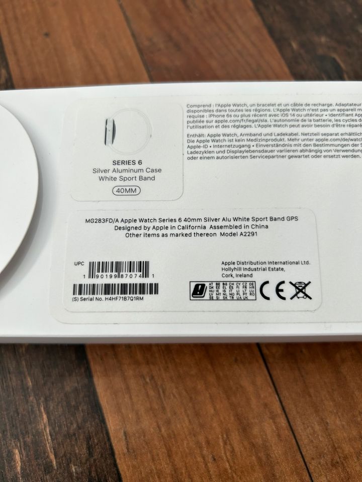 Apple Watch Series 6 40mm inkl. 5 Armbändern in Berlin