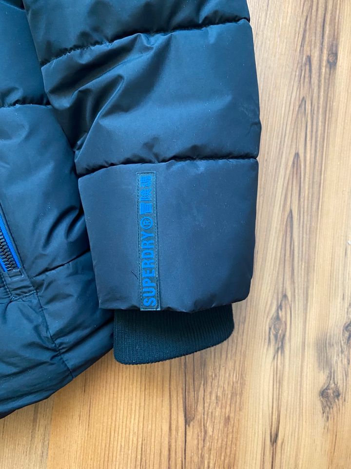 Superdry Puffer Jacke Gr XL für Herren neuwertig schwarz in Wernau