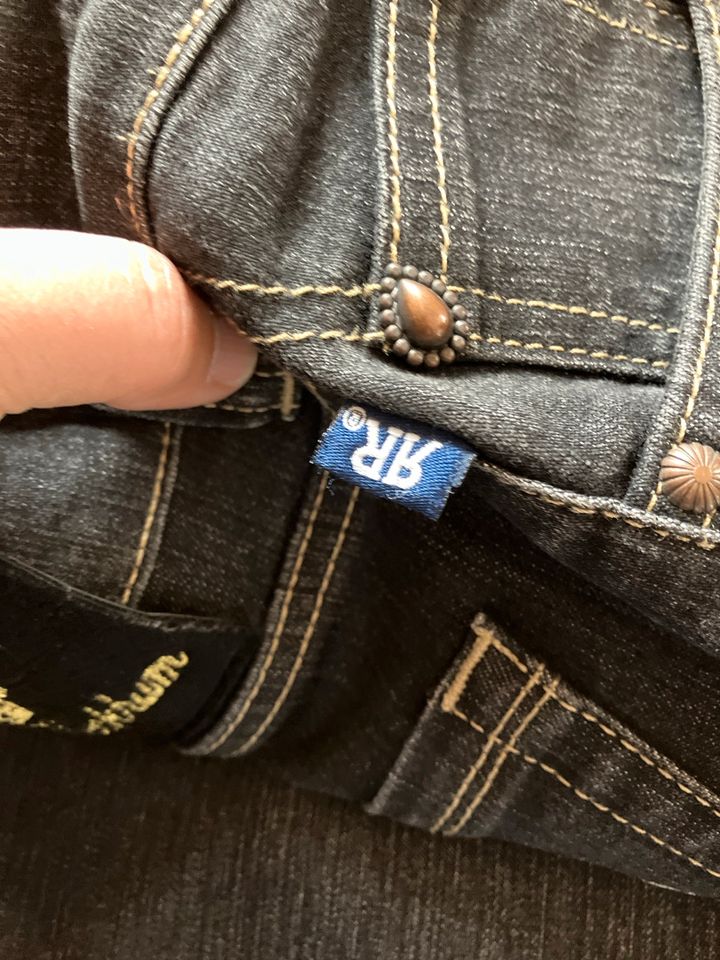 Grau-schwarze Jeans mit Krönchen auf den Po-Taschen / Beckham? in Beckingen