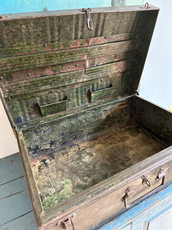 Alter antiker Koffer Metallkofferkoffer Vintage Eisenkoffer in Roßwein