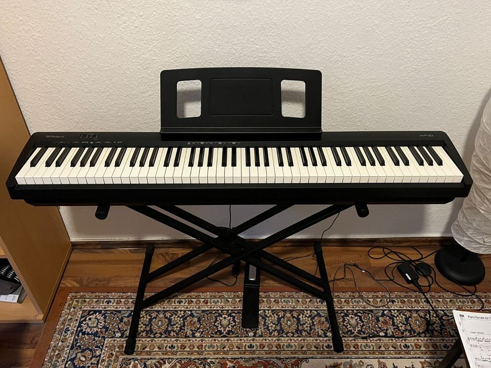 Digital Piano Roland FP-10 mit Pedal und Stand in Magdeburg