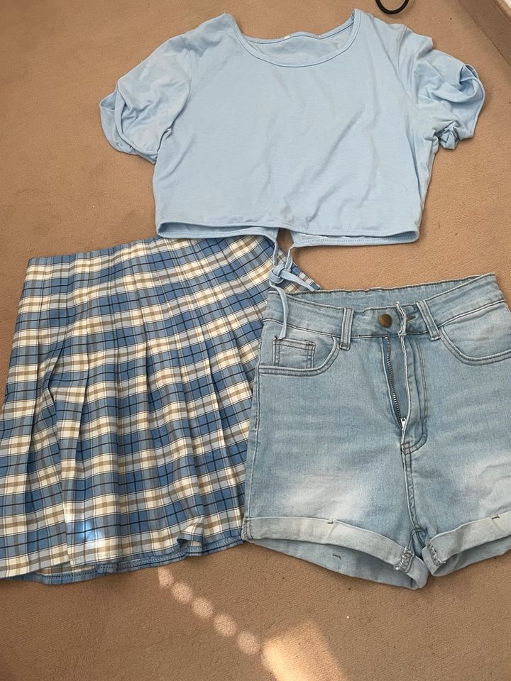 Jeans Short mit Shirt und Minirock in Panketal