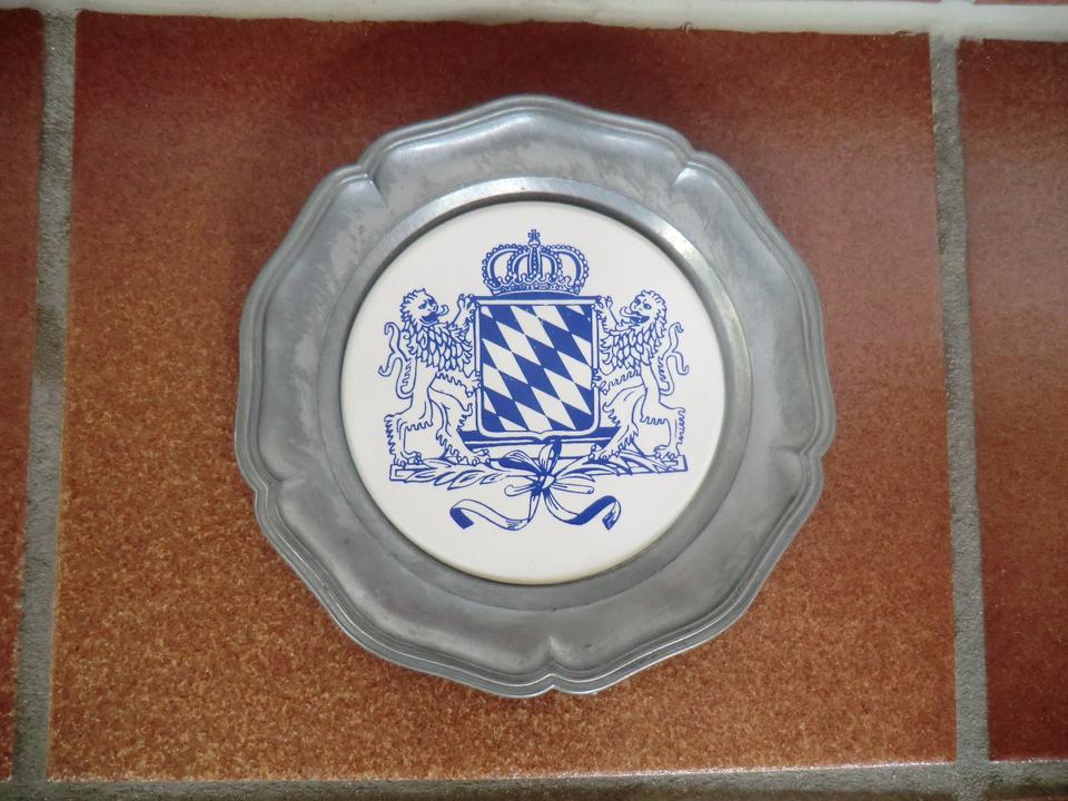 Wandteller, Porzellaneinlage, Zinn-oder Blei, Engelpunze-Stempel in Großmehring