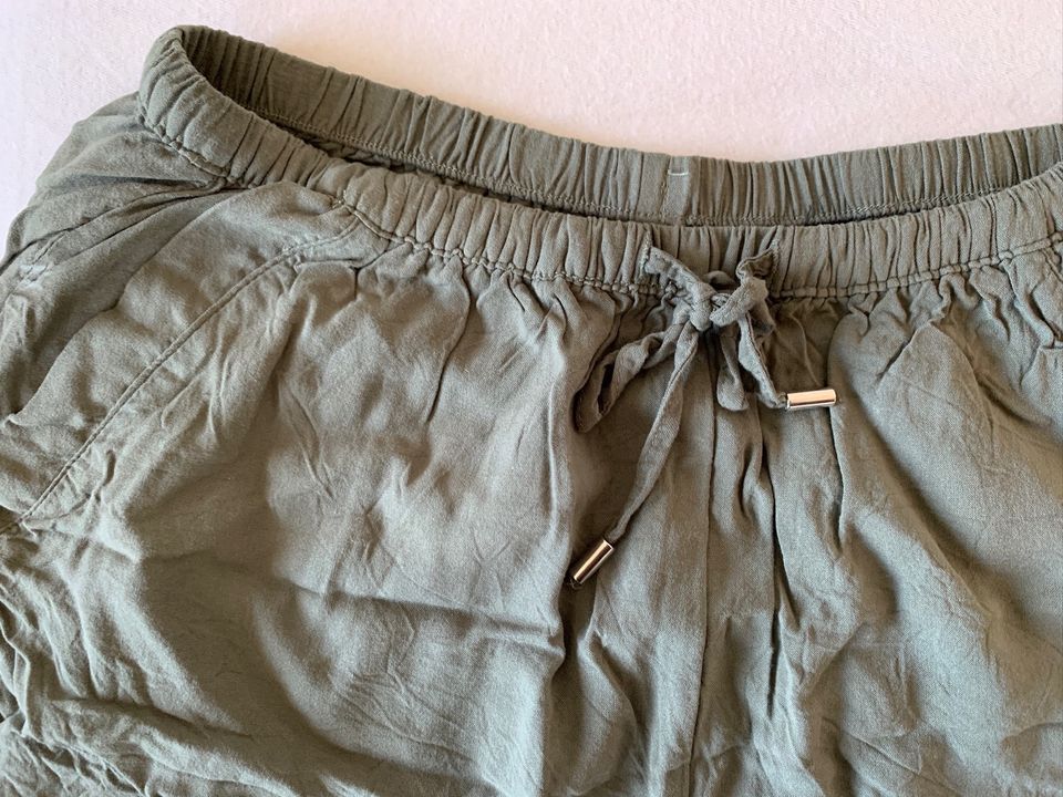 Shorts dunkelgrün mit Taschen & Schleife Gr. S/M in Gifhorn