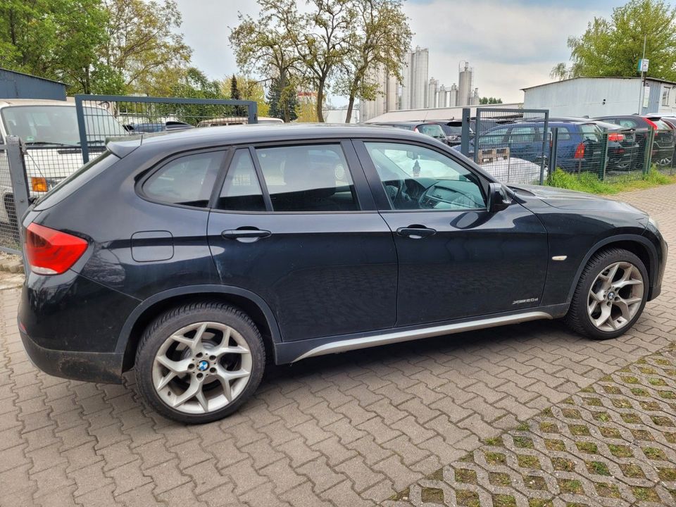 BMW X1 xDrive 20d*SCHECKHEFT*4X4*18 ZOLL* in Berlin