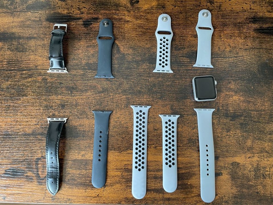 Apple Watch 3 (38mm) mit Ladekabel und mehreren Armbändern in München