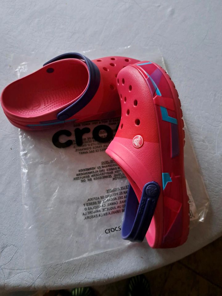 Schuhe der Marke Crocs in Wallenhorst