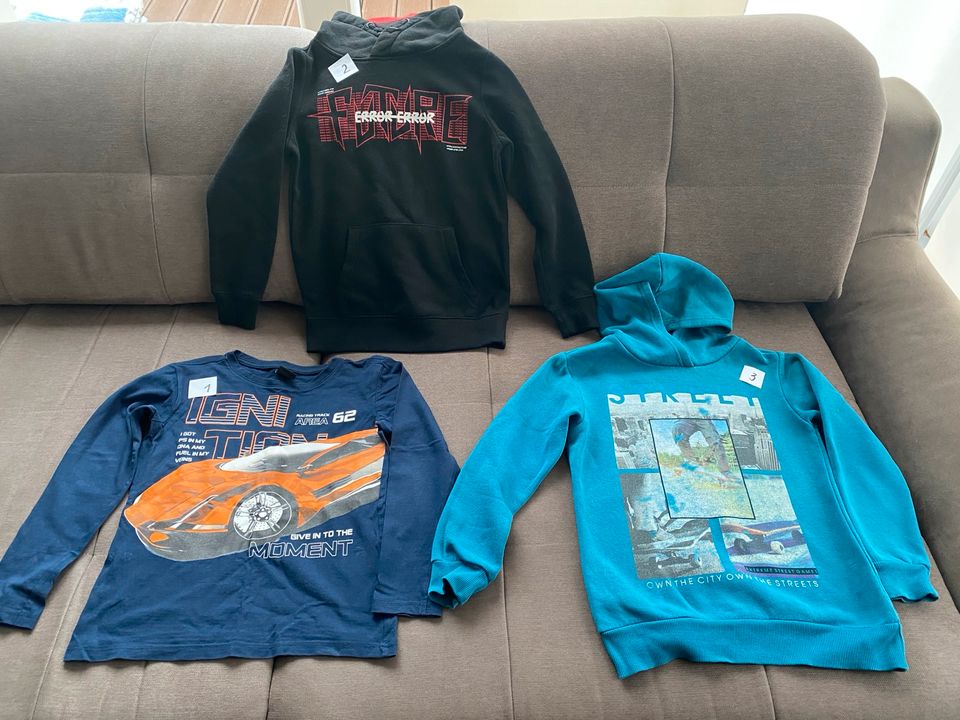 Sweatshirts/ Langarmshirt Gr.134/140 in Wächtersbach