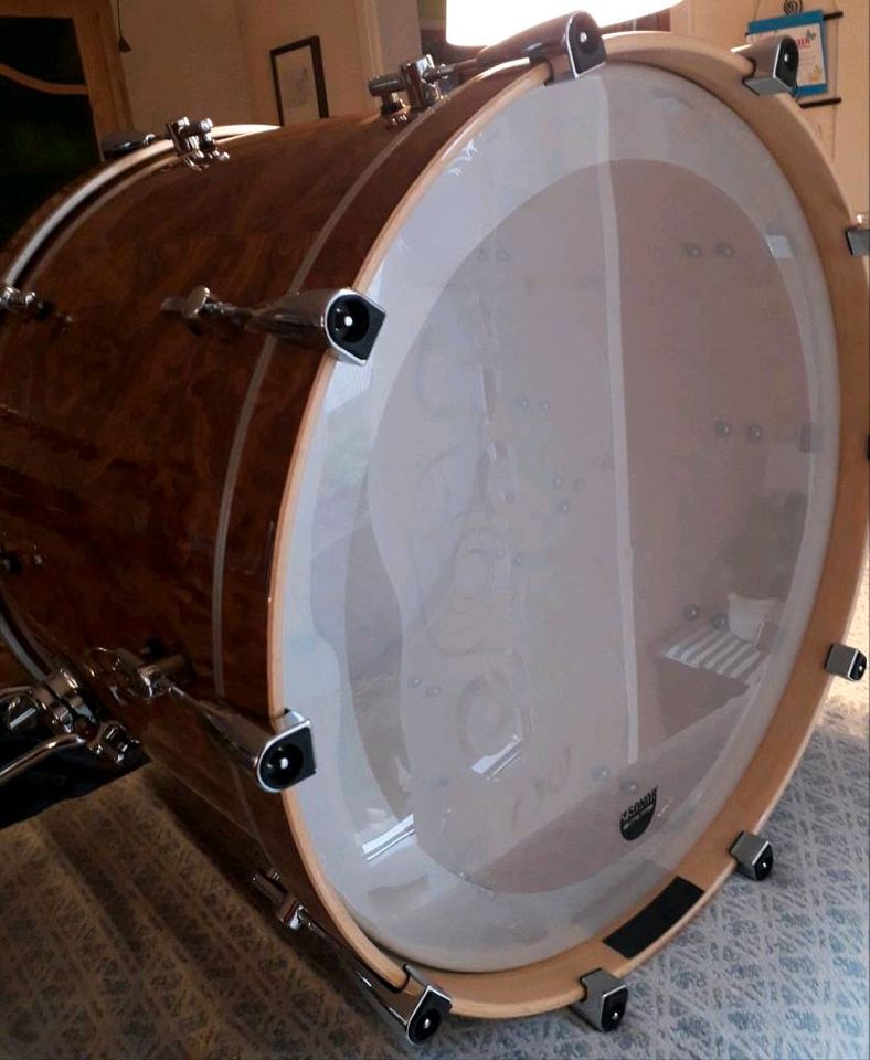 Sonor Delite Bassdrum 24 x 17 Walnut Roots, o. Rosette, inkl.Vers in Schwebheim