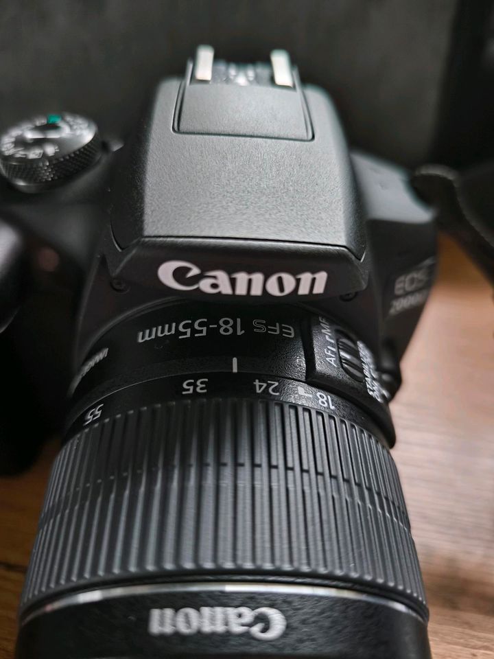 Canon EOS 2000D Kit Spiegelreflexkamera 2 Objekte und Zubehör in Nieheim