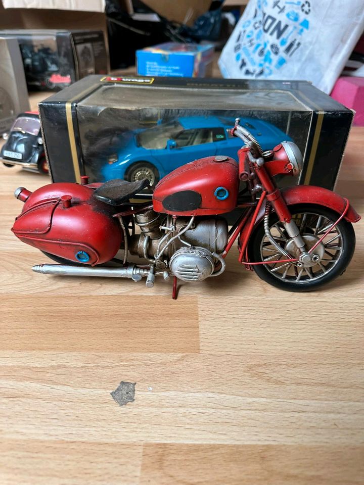Rotes alte Oldtimer Motorrad Modell aus Eisen also Metall in Bottrop