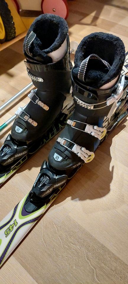 Ski Atomic 145cm mit Skischuhen, Skistöcke und Helm in Gelsenkirchen