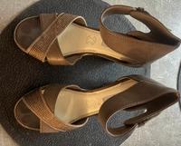 Bugatti, Ledersandalen, Größe 39, mit Strass, ungetragen Niedersachsen - Garbsen Vorschau