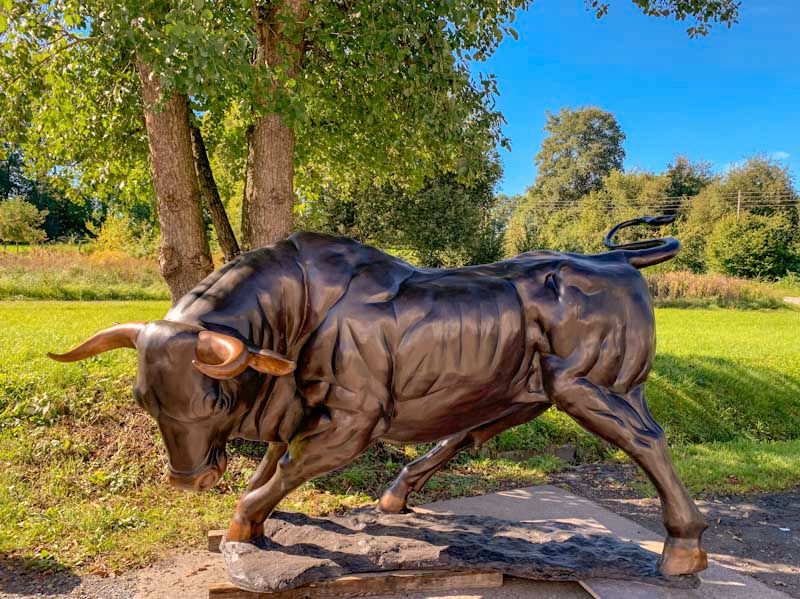 Exklusive Stier-Skulptur aus Bronze mit 360 cm Länge in Berlin