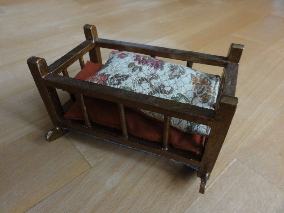 kleine Puppenmöbel Puppenhaus Möbel Wiege Schlafzimmer Esstisch in Wangen im Allgäu