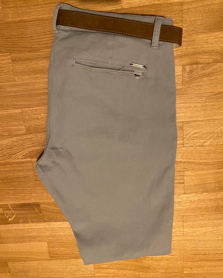 NP 80€ Italienische Herren Chino Gr. L in Olpe