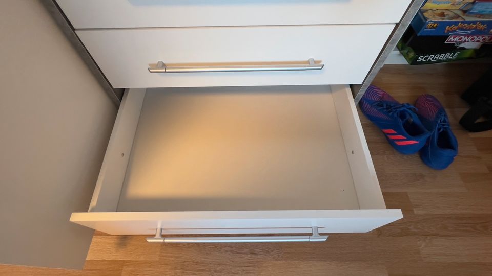 Kleiderschrank 145x200x60 in sehr gutem Zustand- wie neu! in Verden