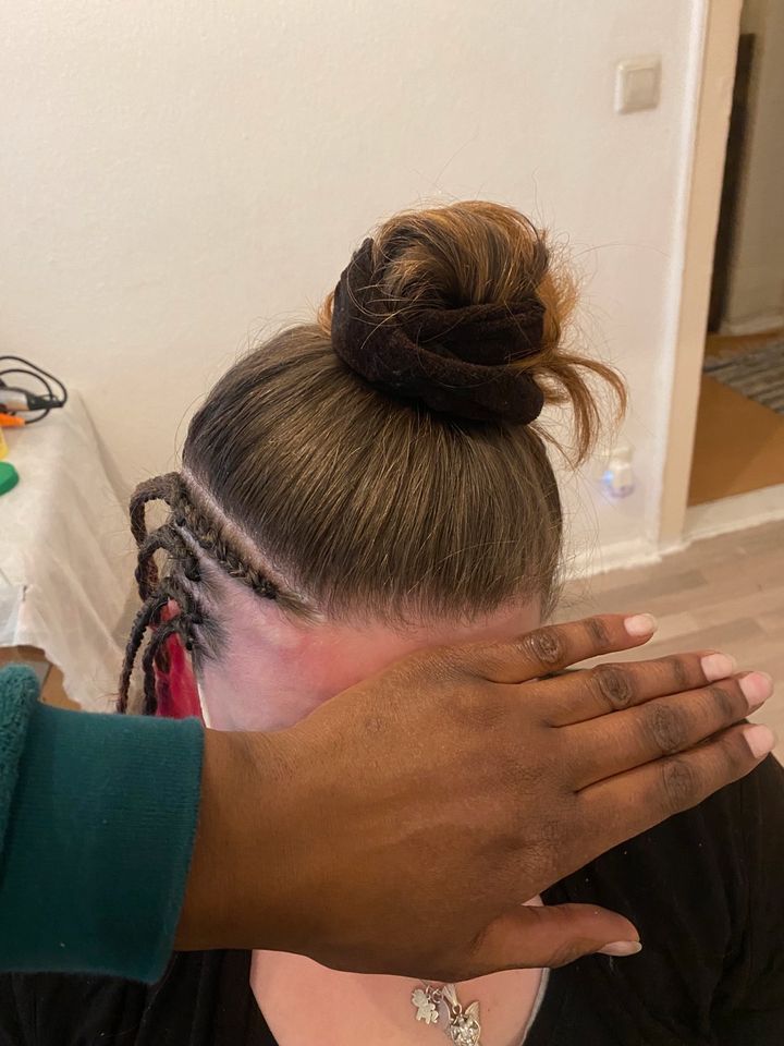 Echthaar Tressen / Haarverlängerung/ Braids / Twists / Perücken.. in Berlin