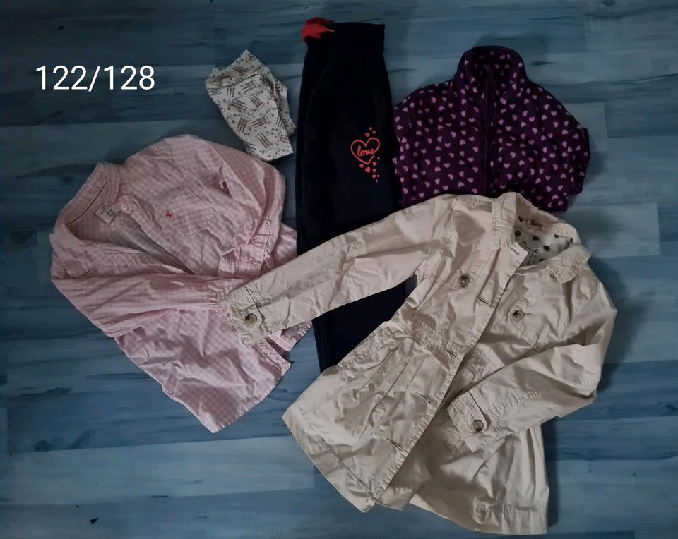 Mädchenpaket Poncho, Bluse, Mantel, Weste Gr 122/128 in Jever