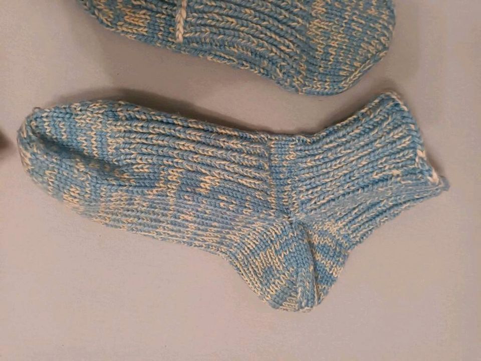 Hausschuhe, Bettsocken, Handarbeit, verschiedene Farben in Berlin